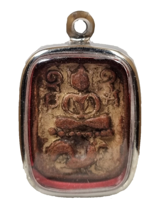 Luang Phor Parn amulet 龙婆班, Buddha meditating on a rooster