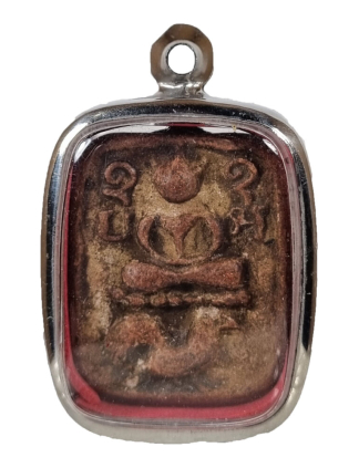 Luang Phor Parn amulet 龙婆班, Buddha meditating on a rooster.