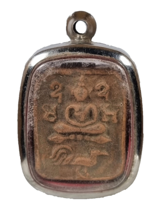 Luang Phor Parn amulet 龙婆班, Buddha meditating on a rooster.
